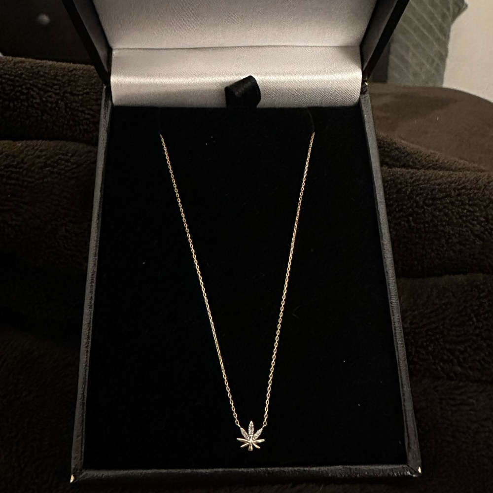 Ganja 18k gold pendant necklace